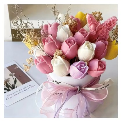 Aranjament floral victiny, 17 lalele din ceara de soia parfumate, flori naturale uscate, cutie
