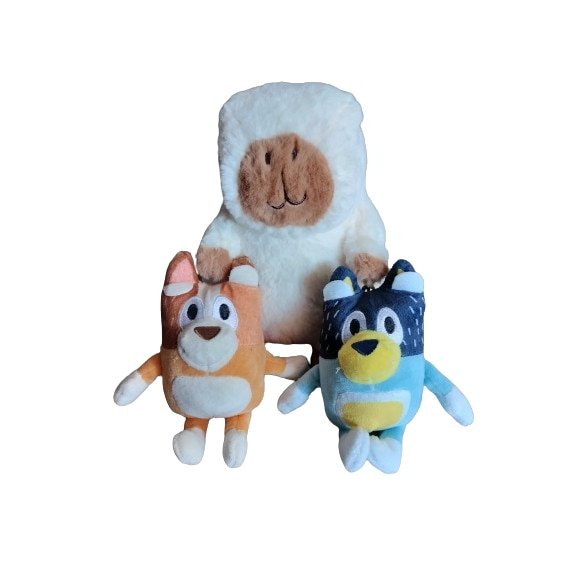 Set 3 jucarii Capybara Plush si bluey / bingo alb/crem/ verde albastru 23 cm / 17 cm / 17 cm