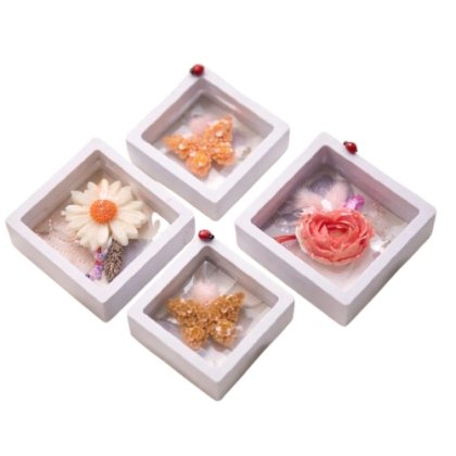 Set 4 Martisoare din ceara de soia parfumata si flori criogenate VICTINY® multicolor, 4 cm, in cutie vitrina alba cu snur ( turnate si pictate manual )
