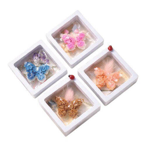 Set 4 Martisoare din ceara de soia parfumata si flori criogenate VICTINY® forma fluture multicolor, 4 cm, in cutie vitrina alba cu snur ( turnate si pictate manual )