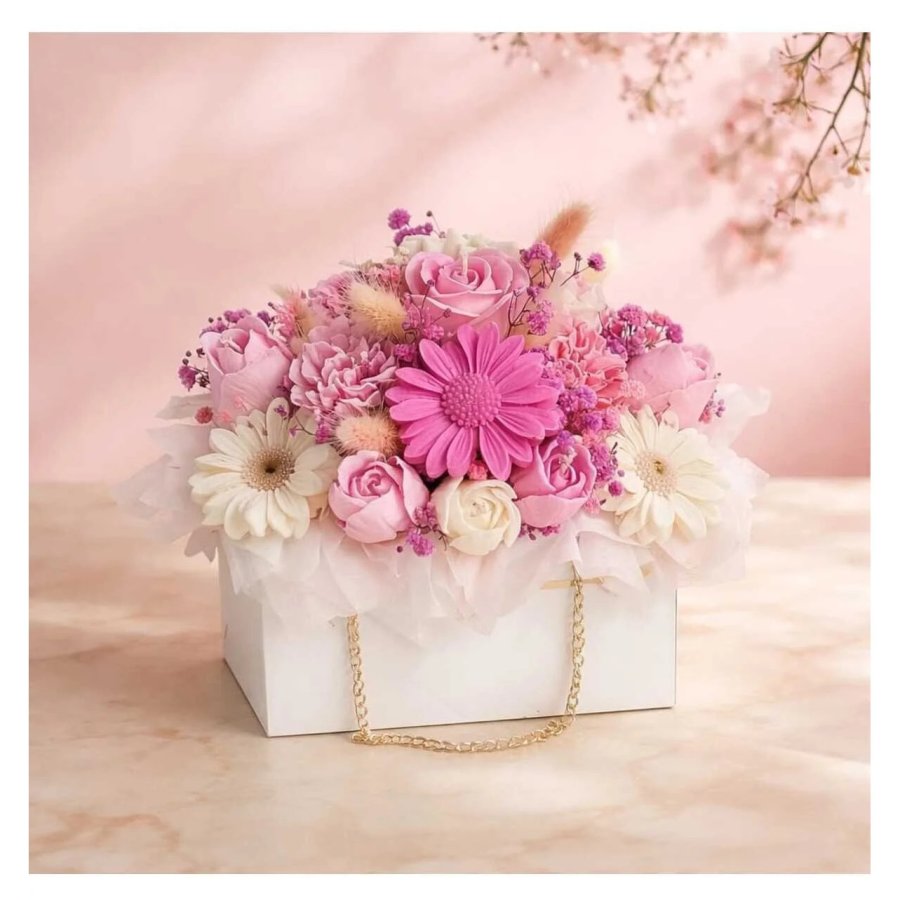 Aranjament floral VICTINY® din flori de ceara de soia parfumate si flori naturale uscate, ambalaj cutie