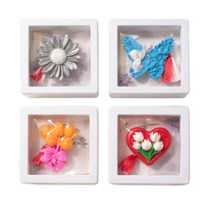 Set 4 Martisoare din sapun parfumat si flori criogenate VICTINY® multicolor, 4 cm, in cutie vitrina alba cu snur ( turnate si pictate manual )