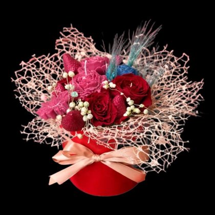 Aranjament floral din ceara de soia parfumata si flori criogenate VICTINY® rosu, in cutie rosie/roz/crem ( turnate si pictate manual )