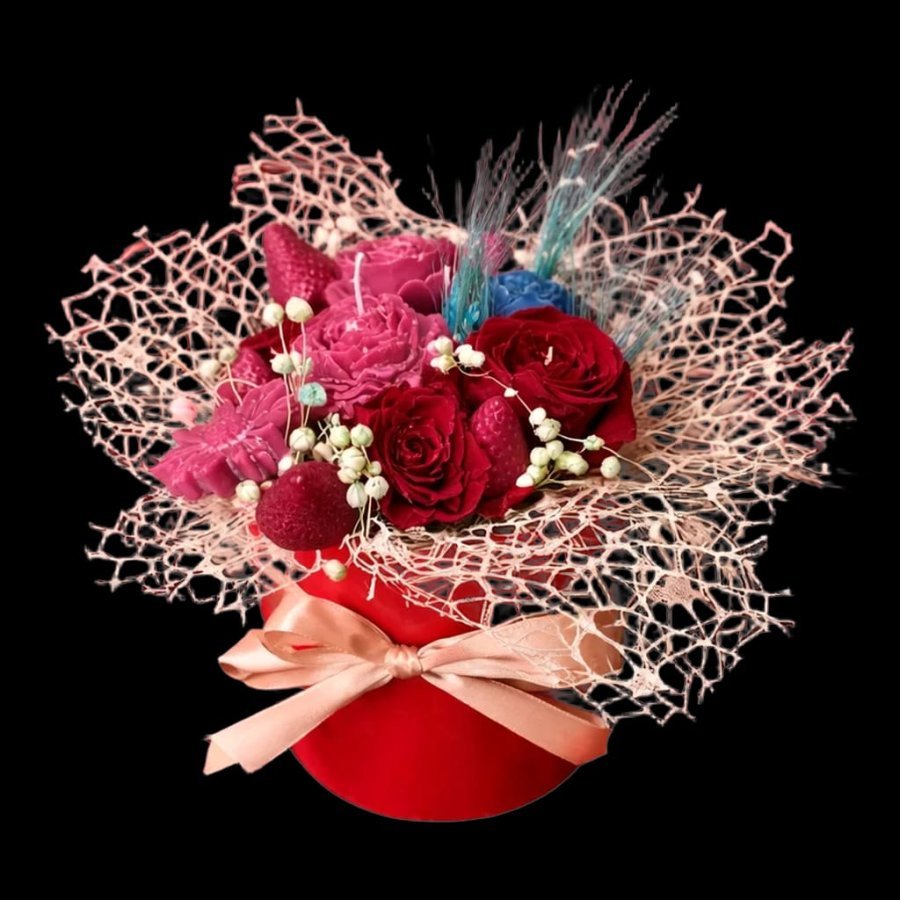Aranjament floral din ceara de soia parfumata si flori criogenate VICTINY® rosu, in cutie rosie/roz/crem ( turnate si pictate manual )