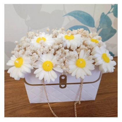 Aranjament floral VICTINY® 9 margarete din ceară parfumată, flori naturale uscate, cutie