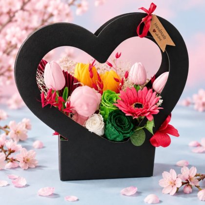 Aranjament floral la cutie in forma de inima din flori naturale uscate, criogenate si dintr-o lumanare parfumata in forma de fata