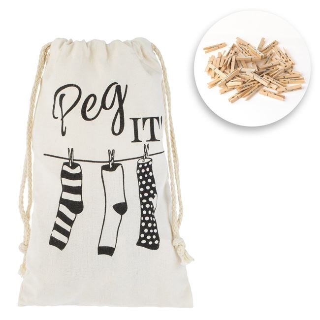 Saculet din Material Textil Bej cu Model Sosete & 50 de Carlige din Lemn pentru Rufe "Peg it!" 17x25cm