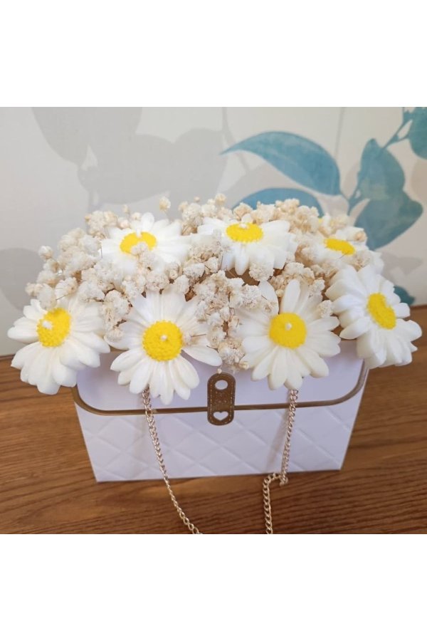 Aranjament floral din 9 margarete din ceara parfumata de soia si din flori naturale uscate