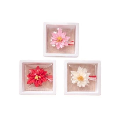 Set 3 flori Martisoare din sapun parfumat si flori criogenate VICTINY® albastru/roz/mov/portocaliu 4 cm, in cutie vitrina alba cu snur ( turnate si pictate manual )